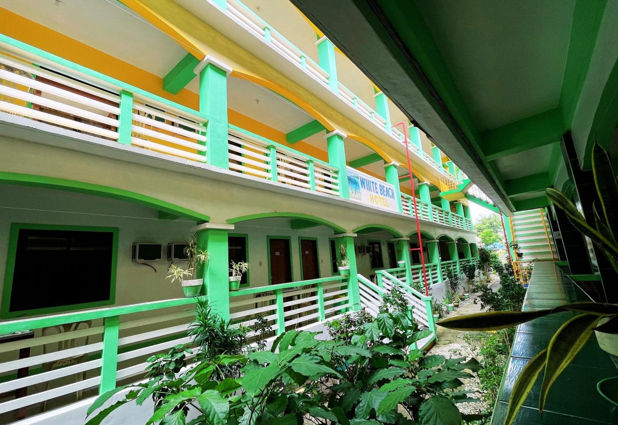 White Beach Hotel Puerto Galera Powered By Cocotel Exterior foto