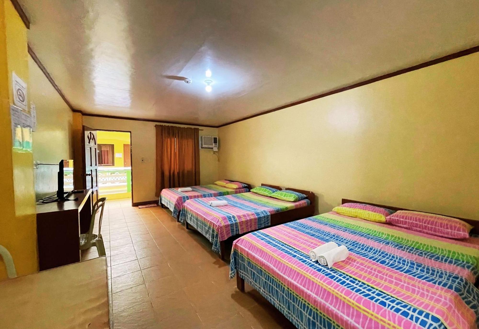 White Beach Hotel Puerto Galera Powered By Cocotel Exterior foto