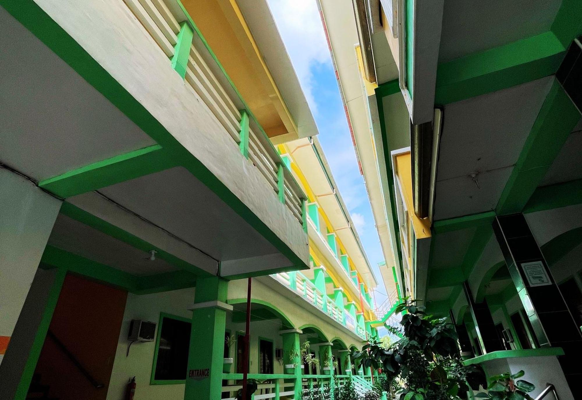 White Beach Hotel Puerto Galera Powered By Cocotel Exterior foto
