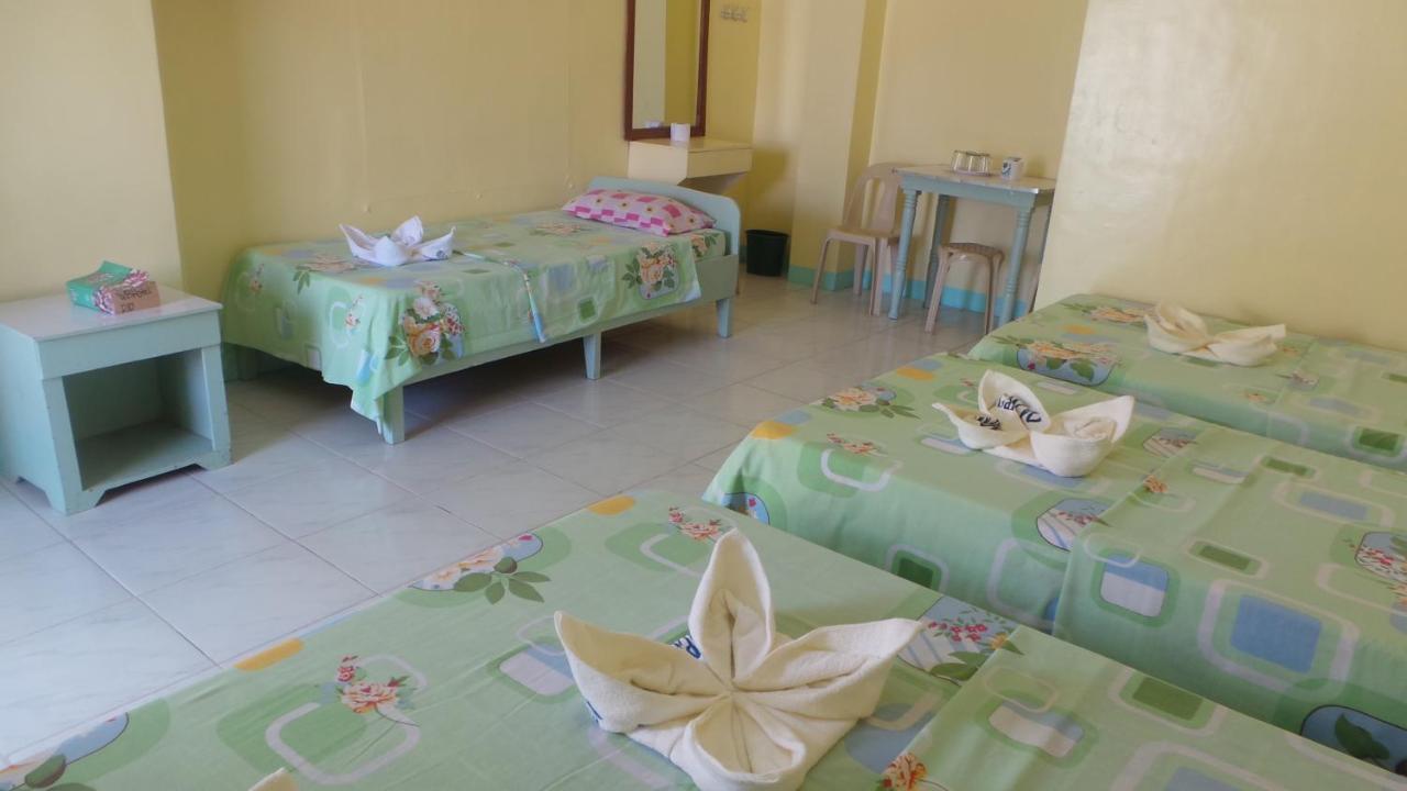 White Beach Hotel Puerto Galera Powered By Cocotel Quarto foto
